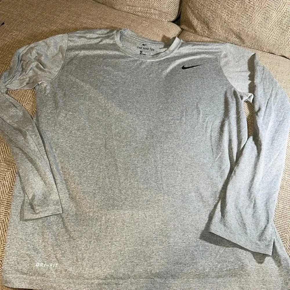 NIKE THE NIKE TEE DRI-FIT GRAY COLOR SIZE MEDIUM LONG SLEEVE SHIRT